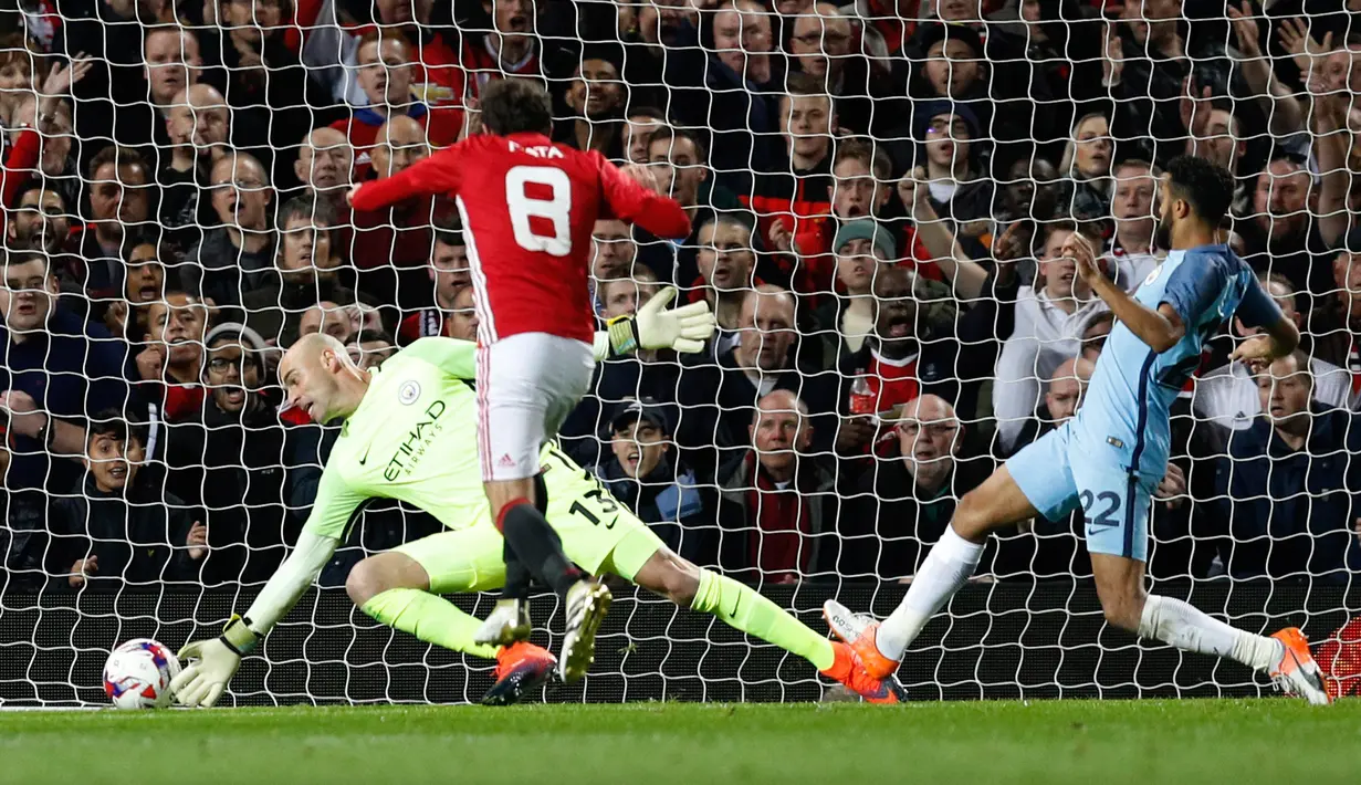 Gol Manchester United yang dicetak oleh Juan Mata ke gawang kiper City, Willy Caballero saat pertandingan Piala Liga Inggris (EFL Cup) di Stadion Old Trafford, Manchester, Inggris (26/10). (Reuters/Darren Staples)
