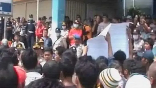 Tolak Lapak Dibongkar, Pedagang Melawan Petugas