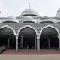 Petugas merenovasi masjid Al-Mabrur Asrama Haji Pondok Gede, Jakarta, Kamis (4/7/2019). Panitia Penyelenggara Ibadah Haji (PPIH) embarkasi Jakarta - Pondok Gede siap menyambut jemaah haji kloter pertama DKI Jakarta yang dijadwalkan tiba pada Sabtu (6/7). (merdeka.com/Iqbal S Nugroho)