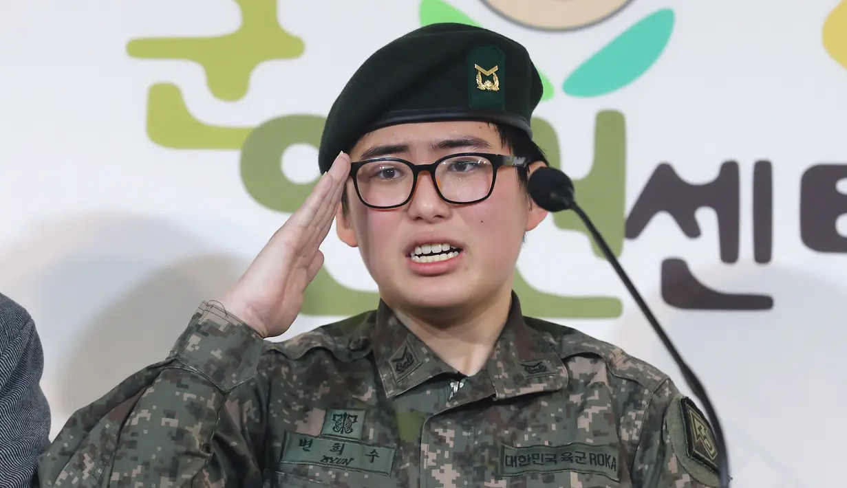 Tentara Korea Selatan Byun Hee-soo memberi hormat saat konferensi pers di Pusat Hak Asasi Manusia Militer di Seoul, Korea Selatan, Rabu (22/1/2020). Militer Korea Selatan memutuskan untuk memberhentikan Byun yang telah mengganti kelamin dengan alasan melanggar peraturan. (YONHAP/AFP)