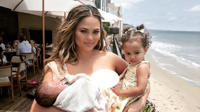 Chrissy Teigen Pamer Tubuh Penuh Stretch Mark Usai Melahirkan Showbiz Liputan6 Com