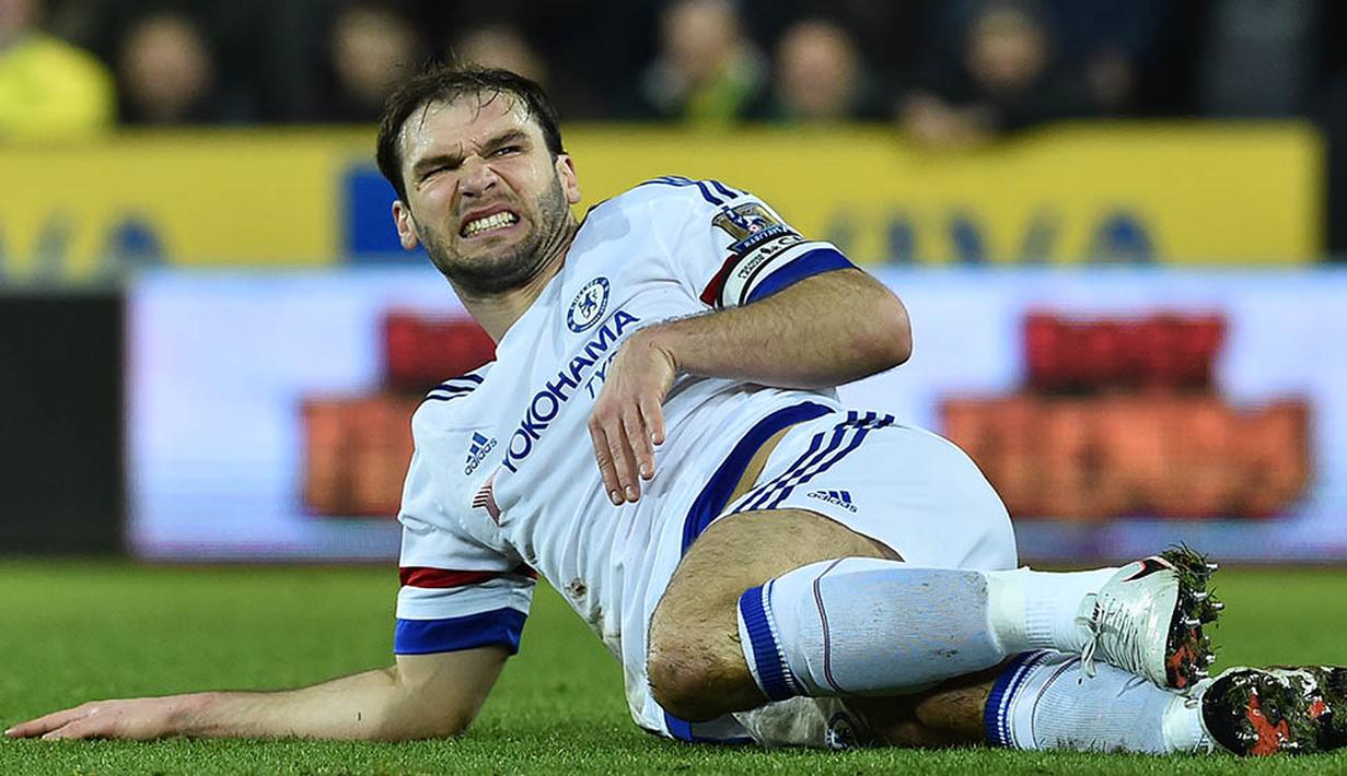 5. Branislav Ivanovic, butuh kecepatan dan stamina yang baik untuk berperan sebagai bek sayap. Dengan usia yang sudah mencapai kepala tiga, bek asal Serbia itu kemampuannya sudah tidak layak baik tim sekelas Chelsea. (AFP/Ben Stansall)
