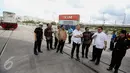 Mendag, Enggartiasto Lukita, Menperin, Airlangga Hartarto dan Menhub, Budi Karya Sumadi meninjau lapangan jalur kereta api Stasiun JICT Tanjung Priok di samping gate in-out terminal peti kemas JICT-TPK Koja, Jumat (13/1). (Liputan6.com/Faizal Fanani)