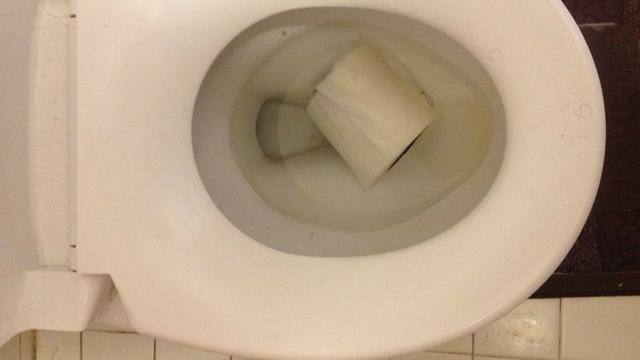 6 Momen Apes Barang Jatuh di Kloset Ini Bikin Elus Dada, Ragu Dipakai Lagi