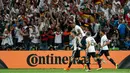 Bek Jerman, Shkodran Mustafi (kiri) melakukan selebrasi usai mencetak gol ke gawang Ukraina di kualifkasi grup C Piala Eropa 2016 di stadion Stade Pierre-Mauroy, Perancis, (12/6). Jerman menang atas Ukraina dengan skor 2-0. (REUTERS/Gonzalo Fuentes)