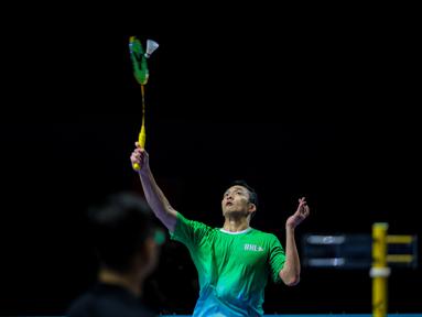 Jonatan Christie dari tim Blitzers mengembalikan kok ke arah Kodai Naraoka dari tim Rockets dalam laga Badminton XL 2025 di Istora Senayan, Jakarta, Jumat (03/10/2025). (Bola.com/Bagaskara Lazuardi)