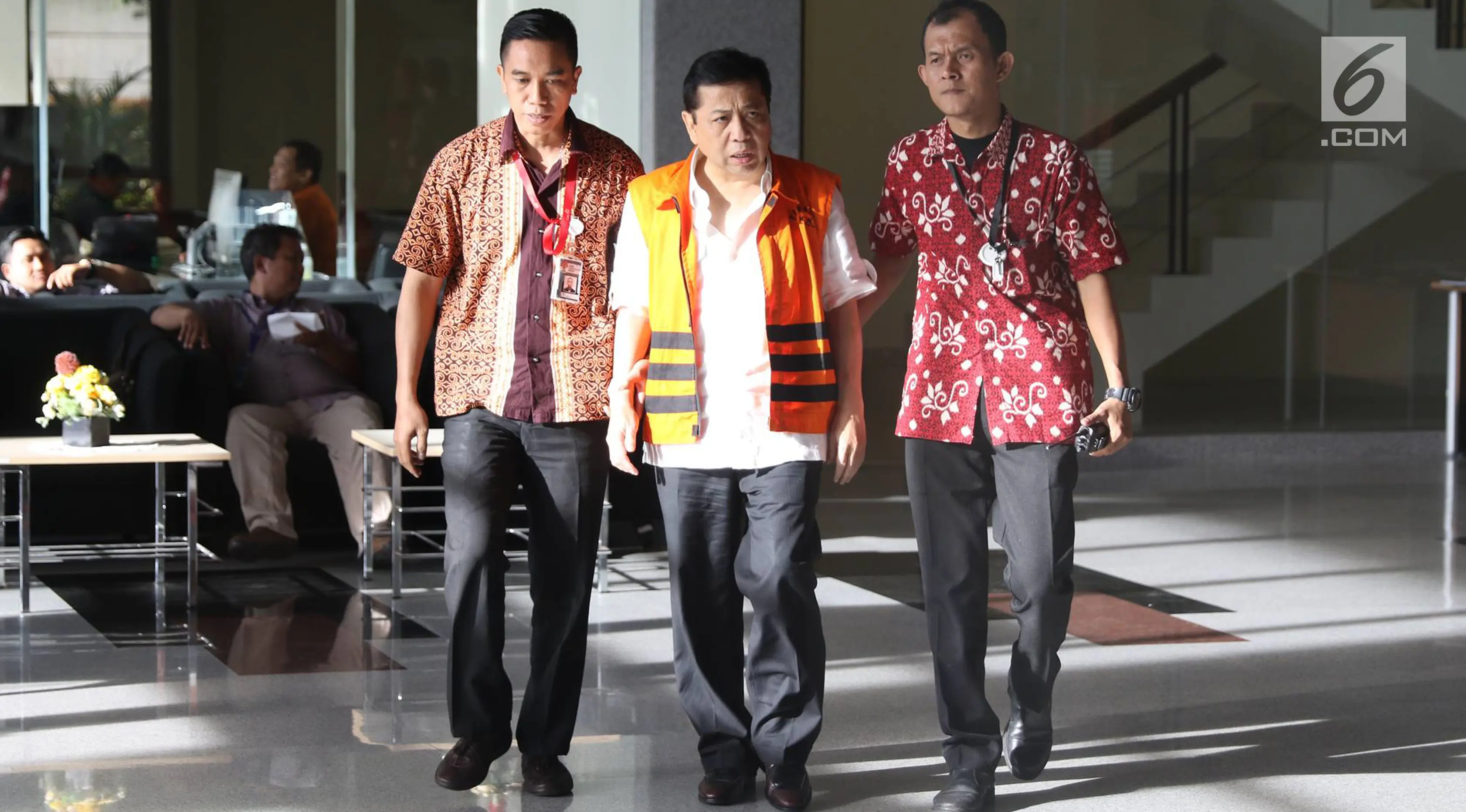 Tersangka kasus korupsi KTP elektronik (e-KTP) Setya Novanto berjalan keluar seusai menjalani pemeriksaan di Gedung KPK, Jakarta, Jumat (24/11). Setnov menjalani pemeriksaan ketiga sebagai tersangka korupsi e-KTP. (Liputan6.com/Immanuel Antonius)
