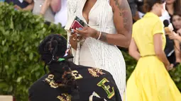 Rapper 2 Chainz melamar sang kekasih, Kesha Ward pada ajang Met Gala 2018 di Metropolitan Museum of Art, New York, Senin (7/5). Kesha Ward yang mengenakan dress putih tampak terharu dengan lamaran rapper Amerika tersebut. (Evan Agostini/Invision/AP)