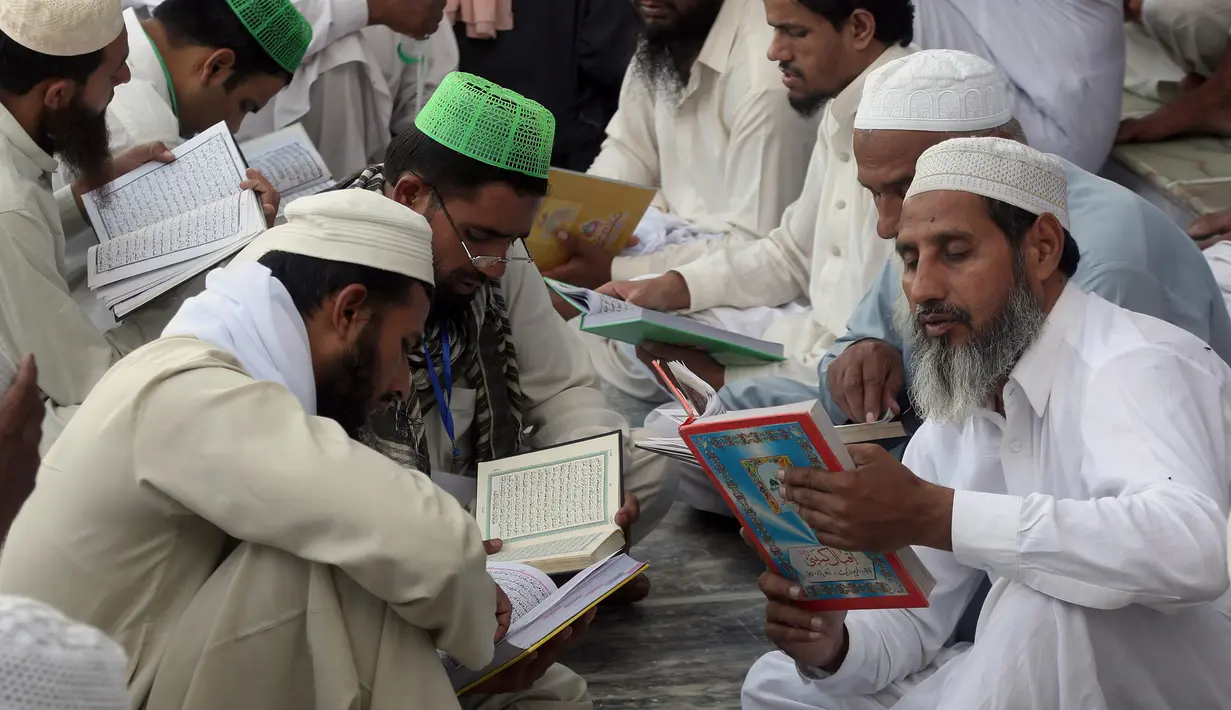 Umat muslim membaca Alquran saat mengikuti itikaf atau berdiam di masjid dan menyembah Allah pada sepuluh hari terakhir bulan Ramadan di sebuah masjid di Lahore, Pakistan, Minggu (26/5/2019). (AP Photo/KM Chaudary)