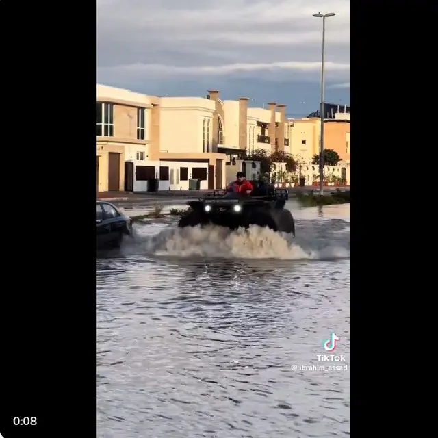 7 Potret Kelakuan Masyarakat Dubai Ketika Banjir, Orang Kaya Memang Beda