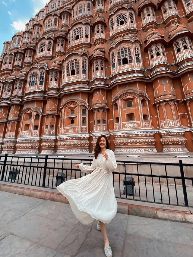 Gaya Febby Rastanty Kenakan Pakaian India (sumber: instagram/febbyrastanty)
