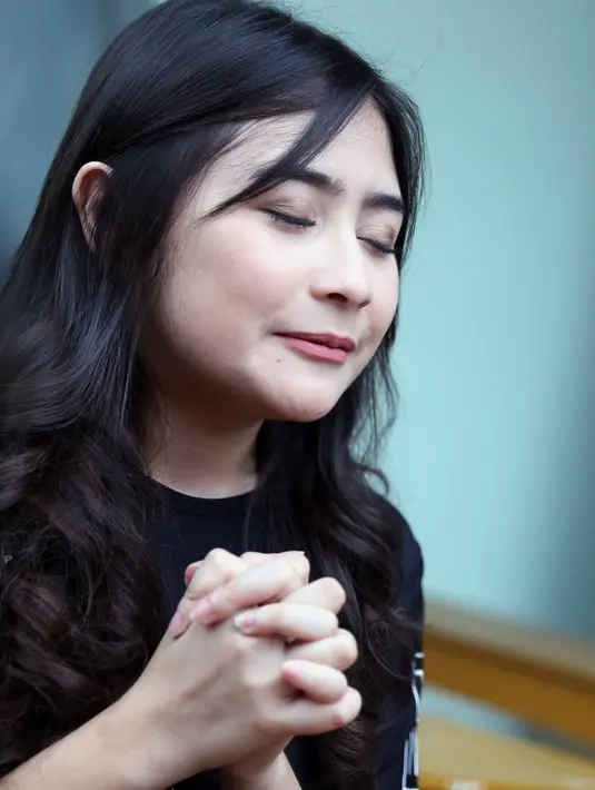 Meski merasakan kesulitan membawakan lagu milik KD, ia terlihat begitu semangat saat menjalani latihan. Apalagi berduet dengan penyanyi senior. Dan baru pertama kali bertemu lantas berduet. (Nurwahyunan/Bintang.com)