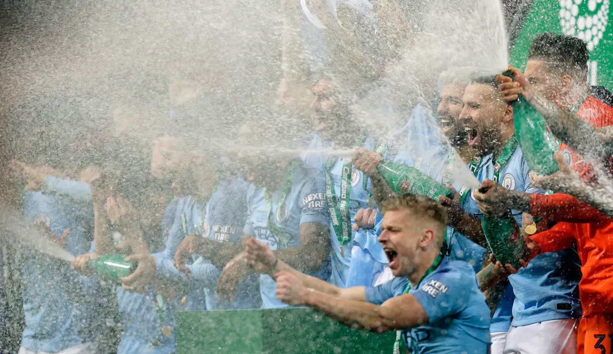 Pemain Manchester City merayakan setelah memenangkan pertandingan final Piala Liga Inggris melawan Chelsea di Wembley, Minggu (24/2). Manchester City dipaksa bertarung hingga babak adu penalti untuk mengandaskan perlawanan Chelsea. (AP/ Tim Ireland)