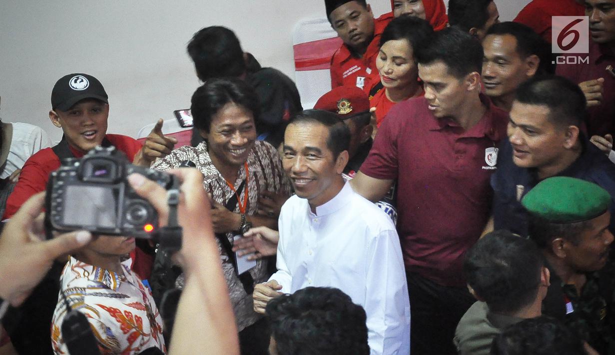 Calon presiden petahana, Joko Widodo seusai menghadiri pelantikan dan konsolidasi tim kampanye daerah Jawa Tengah di Panti Marhaen, Kantor DPD PDIP Semarang, Sabtu (20/10). Jokowi melakukan kunjungan kerja di Semarang selama dua hari (Liputan6.com/Gholib)