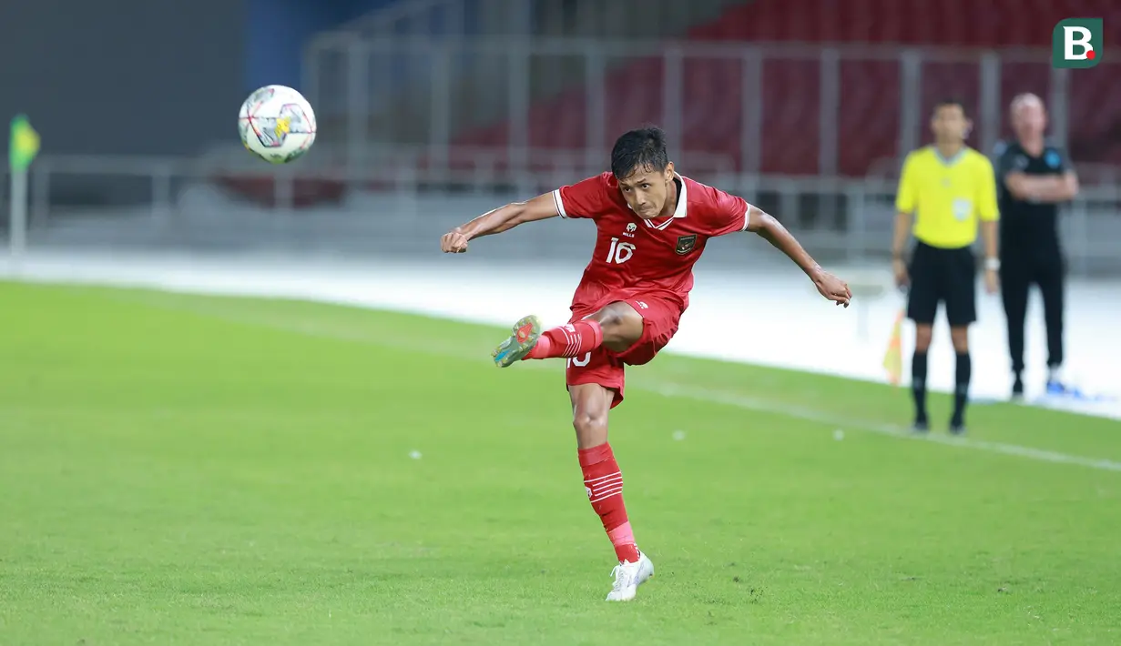 <p>Pemain Timnas Indonesia U-20, Dony Tri Pamungkas, melepaskan tendangan saat melawan Guatemala pada laga turnamen mini di Stadion Utama Gelora Bung Karno (SUGBK), Senayan, Jakarta, Selasa (21/2/2023). (Bola.com/M Iqbal Ichsan)</p>