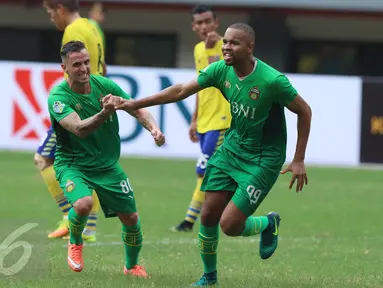 Penyerang Bhayangkara FC, Thiago Furtuoso Dos Santos (tengah) berlari merayakan gol ke gawang Persegres Gresik United pada lanjutan Liga 1 di Stadion Patriot Candrabhaga, Bekasi, Minggu (7/5). Bhayangkara FC unggul 2-1. (Liputan6.com/Helmi Fithriansyah)