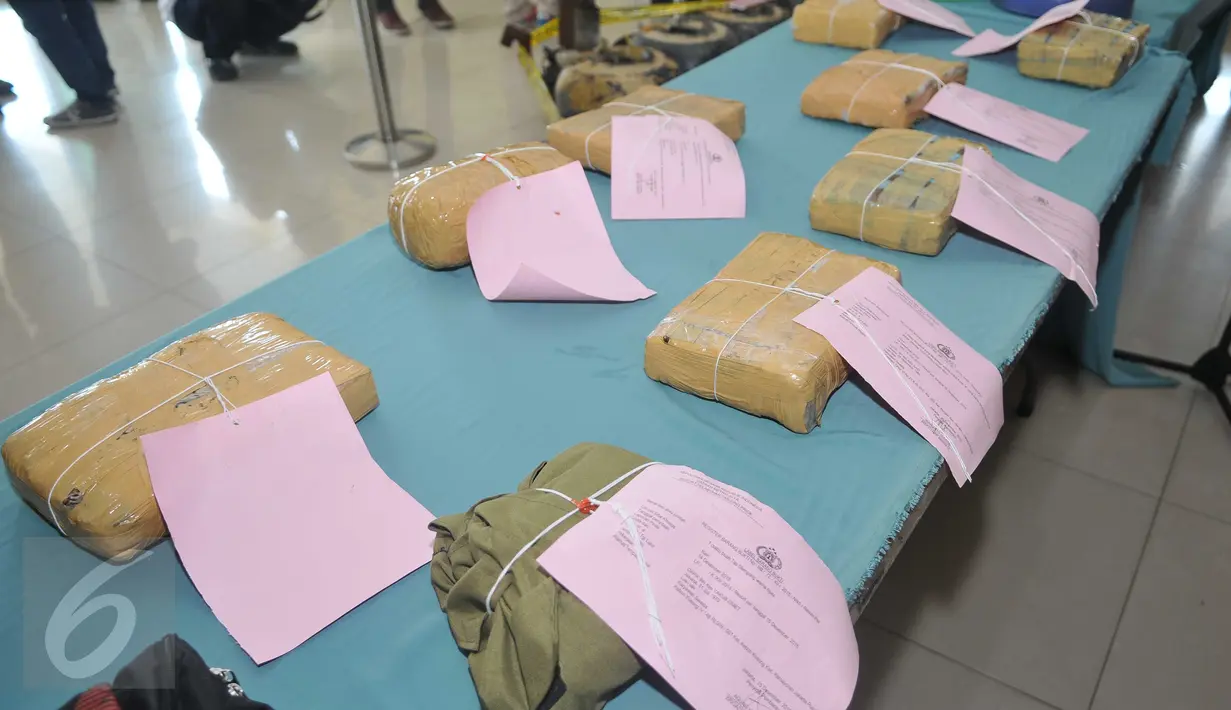 Ganja dalam bungkusan diperlihatkan saat rilis kasus narkoba di  Polres Pelabuhan Tanjung Priok, Jakarta, Selasa (29/12). Barang bukti yang berhasil diamankan petugas pada kasus pencurian narkoba berupa ganja seberat 7,5 kg. (Liputan6.com/Gempur M Surya)