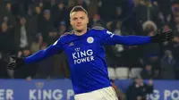 4. Jamie Vardy (Leicester City) - Vardy tampi luar biasa bersama Leicester City di awal musim ini, pemain berusia 33 tahun ini mencatatkan 17 gol dari 18 pertandingannya. Jamie Vardy pun layak dimunculkan jadi salah satu kandidat striker top di Premier League. (AFP/Lindsey Parnaby)