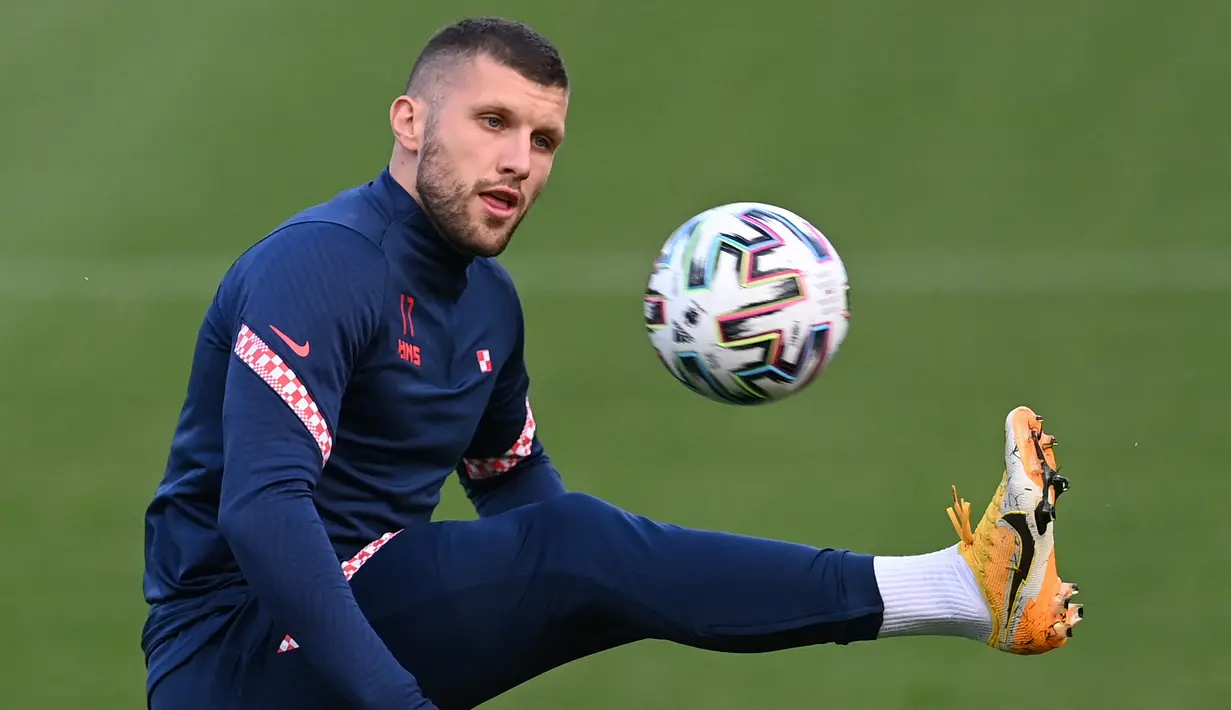 Penyerang Kroasia, Ante Rebic mengontrol bola saat mengikuti sesi latihan di Firhill Stadium di Glasgow (21/6/2021). Kroasia dan Skotlandia sama-sama punya peluang untuk lolos ke babak 16 besar Euro 2020 jelang duel kedua tim. (AFP/Paul Ellis)