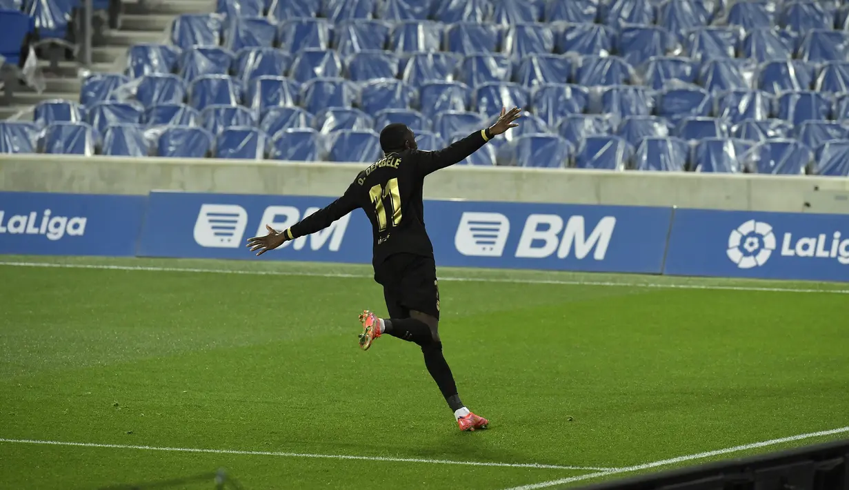 Penyerang Barcelona, Ousmane Dembele berselebrasi usai mencetak gol ke gawang Real Sociedad pada pertandingan La Liga Spanyol di stadion Reale Arena di San Sebastian, Spanyol, Senin (22/3/2021). Barcelona kini mengemas 62 poin dari 28 kali berlaga dan berhak menempati posisi kedua. (AP Photo/Alvaro