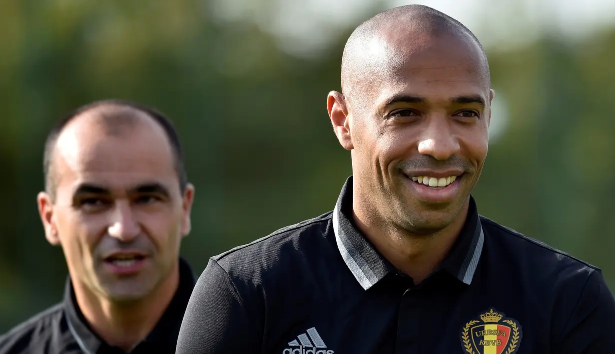 Mantan penyerang Barcelona, Thierry Henry bersama pelatih utama Roberto Martinez saat sesi latihan di Neerpede, Belgia (29/8). Legenda Arsenal ini akan menjadi asisten dari pelatih kepala Roberto Martinez. (REUTERS/Eric Vidal)