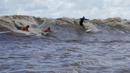 <p>Pororoca merupakan fenomena yang terjadi akibat pasang surut, ketinggian ombaknya bisa mencapai empat meter. (AP Photo/Eraldo Peres)</p>