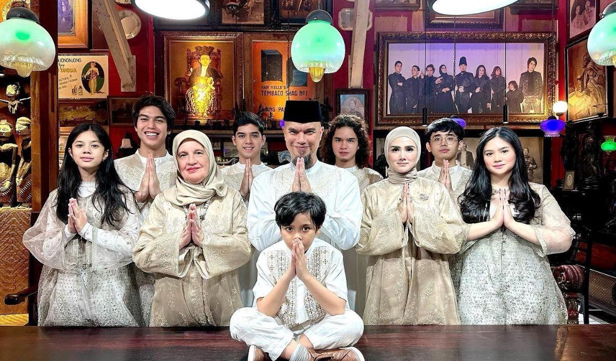 Kedekatan Ahmad Dhani dengan anak sambungnya, Tiara Savitri dan Rafly Aziz, tidak kalah erat.
