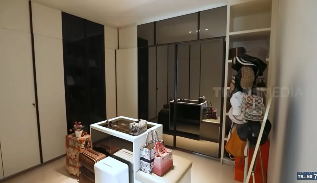Berikut merupakan tempat koleksi barang-barang branded pemeran Maya dalam film Rumah Iblis. Banyak sekali koleksi di ruang ini, dari mulai tas hingga kaca mata. [Youtube/TRANS7 OFFICIAL]