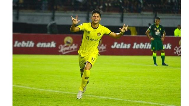 5 Gaya Santai Gaspar Vega di Luar Lapangan, Gelandang Andalan Persik Kediri