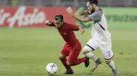 Gelandang Timnas Indonesia, Riko Simanjuntak, berusaha melewati gelandang Filipina, Manuel Ott, pada laga Piala AFF 2018 di SUGBK, Jakarta, Minggu (25/11). Kedua negara bermain imbang 0-0. (Bola.com/M. Iqbal Ichsan)