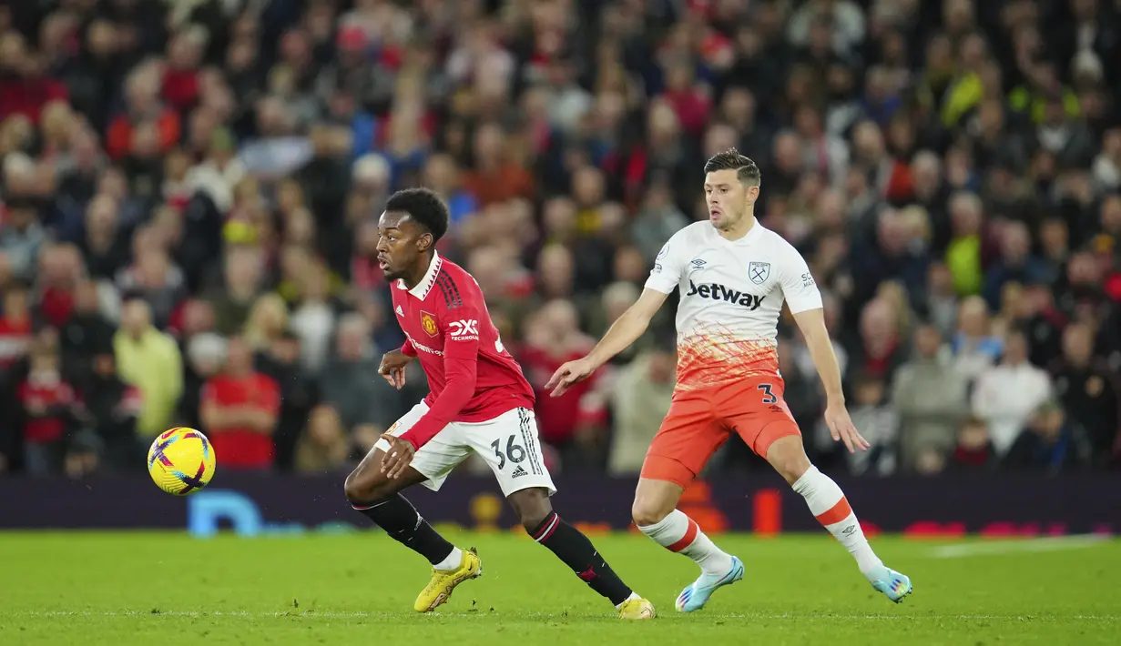 <p>Gelandang Manchester United, Anthony Elanga membawa bola dari kawalan pemain West Ham, Aaron Cresswell pada pertandingan lanjutan Liga Inggris di stadion Old Trafford di Manchester, Inggris, Minggu, 30 Oktober 2022. Kemenangan ini membuat Manchester United berada di peringkat lima klasemen dengan 23 poin. (AP Photo/Jon Super)</p>