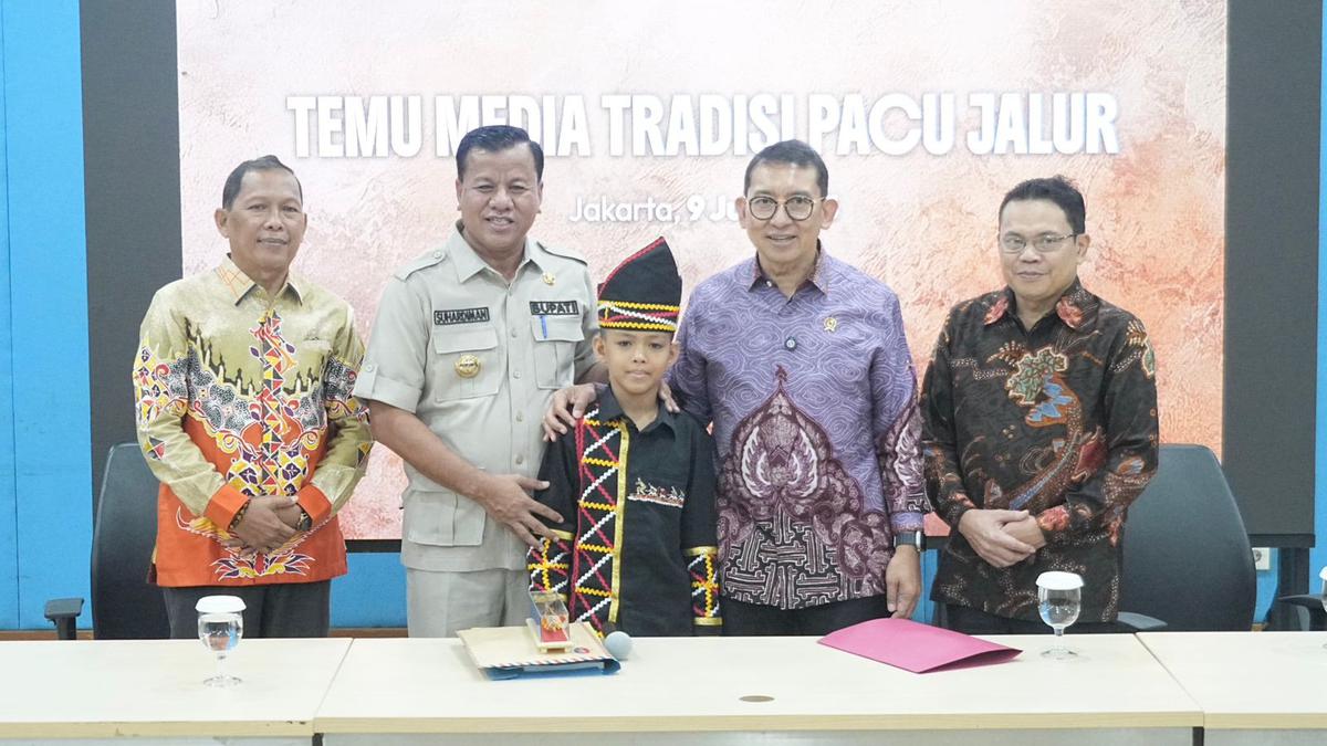 Fadli Zon Beri Beasiswa Rp20 Juta untuk Dhika Penari Pacu Jalur: Buat Beli Buku