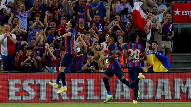 Foto: Lewandowski Pecah Telur dan Sabet Gelar MVP saat Barcelona Lumat UNAM Pumas di Joan Gamper Trophy 2022