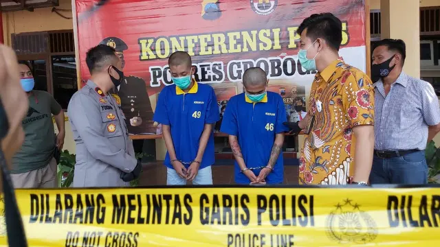 Dua pelaku saat menceritakan pembacokan yang sempat viral melalui pesan singkat kepada Waka Polres dan Kasat Reskrim, dalam gelar kasus, Jumat (11/9/2020). (Foto: Liputan6.com/Felek Wahyu)