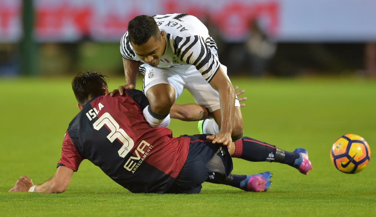 Pemain Juventus, Alex Sandro (atas) terjatuh saat hendak merebut bola dari pemain Cagliari, Mauricio Isla (pada lanjutan Serie A di Sant'Elia Stadium, Cagliari (12/2/2017). (AFP/Giuseppe Cacace)