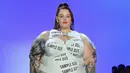 Tess Holliday, model dan aktivis bertubuh gemuk, berjalan di catwalk untuk show Chromat selama New York Fashion Week 2019 pada 7 September 2019. Model berbobot tubuh 137 kg tersebut tampil percaya diri mengenakan gaun panjang putih. (Photo by Angela Weiss / AFP)