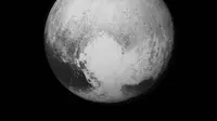 Citra Pluto Hitam Putih dari  Long Range Reconnaissance Imager (NASA)