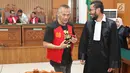 Aktor Tio Pakusadewo berbincang dengan kuasa hukumnya saat menjalani sidang lanjutan kasus narkoba di PN Jakarta Selatan, Kamis (7/6). Sidang ditunda karena hakim ketua berhalangan hadir. (Liputan6.com/Immanuel Antonius)