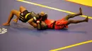 Atlet Wushu Indonesia, Yusuf Widiyanto (kiri) membanting lawannya asal Pantai Gading, Mohamed Doumbia, pada Kejuaraan Dunia Wushu 2015 di Istora Senayan, Jakarta, Minggu(15/11/2015). (Bola.com/Nicklas Hanoatubun)