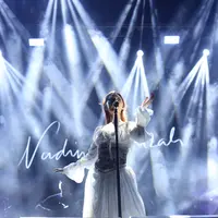 Nadin Amizah di panggung KapanLagi Buka Bareng BRI Festival 2024, Sabtu (23/3/2024). [Foto: Adrian Putra/Fimela]