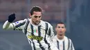 Gelandang Juventus,  Adrien Rabiot mengontrol bola saat bertanding  melawan Inter Milan pada lanjutan Liga Serie A Italia di stadion San Siro di Milan, Senin (18/1/2021).  Inter kini mengumpulkan 40 poin dari 18 laga, sama dengan jumlah poin Milan. (AFP/Miguel Medina)