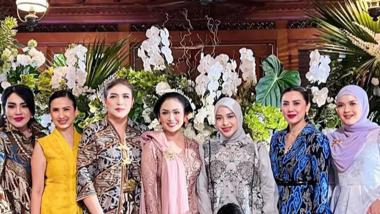 Model Blouse Motif Bunga ala Aurelie Hermansyah, Gaya Kasual yang Elegan Cocok untuk Usia 25 Tahun ke Atas