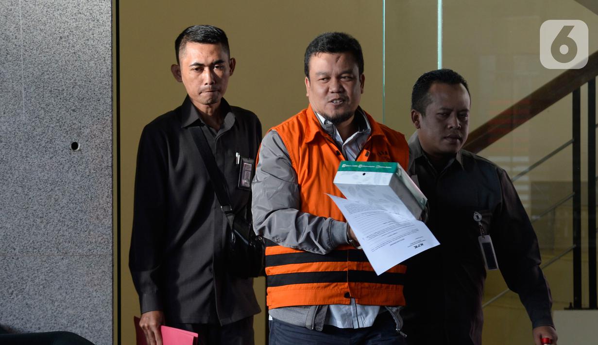 Mantan anggota DPRD Bandung periode 2009-2014 Tomtom Dabbul Qomar usai menjalani pemeriksaan di Gedung KPK, Jakarta, Senin (27/1/2020). KPK resmi menahan Tomtom untuk mempermudah pemeriksaan dugaan korupsi pengadaan tanah RTH di lingkungan Pemkot Bandung Tahun 2012-2013. (merdeka.com/Dwi Narwoko)
