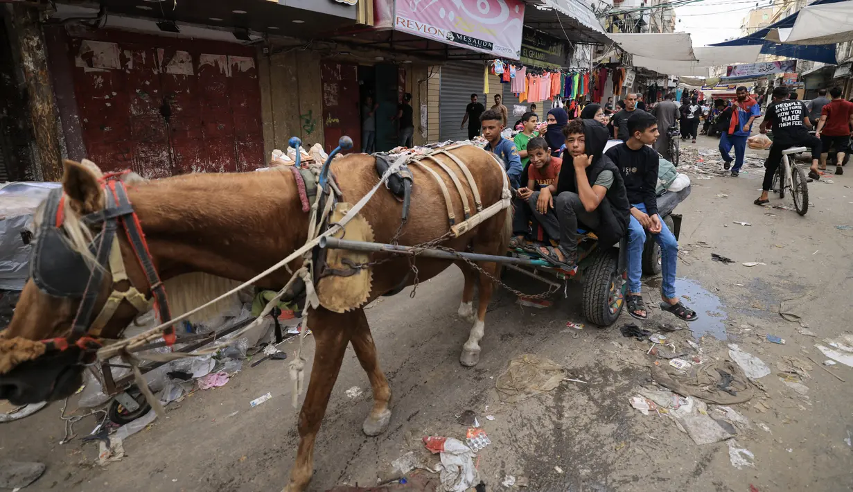 Namun, tidak ada bahan bakar – sejauh ini, permintaan bahan bakar untuk masuk ke Gaza untuk kebutuhan kemanusiaan telah ditolak oleh Israel. (Mahmud HAMS / AFP)