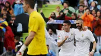 Striker Real Madrid Karim Benzema bersama rekannya James Rodriguez merayakan gol ke gawang Getafe dalam lanjutan Liga Spanyol, Sabtu malam WIB (16/4/2016). (Liputan6.com/ REUTERS/Sergio Perez)