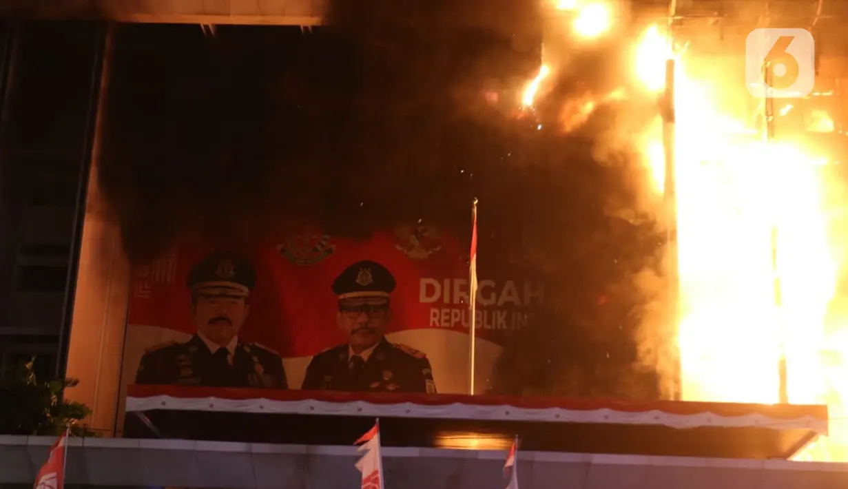 Kebakaran melandang Gedung Kejaksaan Agung (Kejagung) Republik Indonesia di Jalan Sultan Hasanuddin Dalam, Kebayoran Baru, Jakarta, Sabtu (22/8/2020) malam. Kebakaran gedung Kejaksaan Agung bermula di lantai 6, kemudian merembet ke lantai bawah. (Liputan6.com/Herman Zakharia)