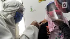 Dokter dengan Alat Pelindung Diri memberikan vaksin radang otak pada anak di Rumah Vaksinasi Sawangan, Depok, Selasa (16/6/2020). Orang tua diminta tidak menunda pemberian imunisasi pada anak-anak yang masih harus menerima imunisasi lengkap di tengah pandemi Covid-19. (merdeka.com/Arie Basuki)