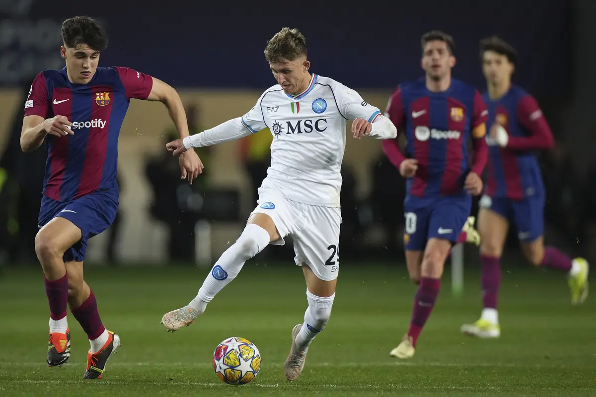 Foto: Debut di Liga Champions, Bek 17 Tahun Barcelona Ini Langsung Jadi Man of The Match