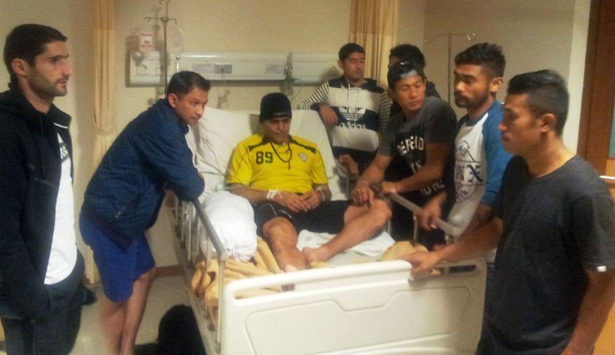 Cristian Gonzales dijenguk rekan-rekannya saat dirawat di rumah sakit usai menjalani duel keras versus Persiba Balikpapan. (Bola.com/Istimewa)