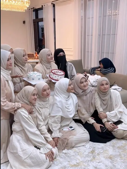 Meski sederhana, tampak momen tersebut begitu hangat. Sebenarnya, ulang tahun keduanya sudah lewat, tapi mereka baru bisa bertemu. [Instagram/ratuisyellnrzr]